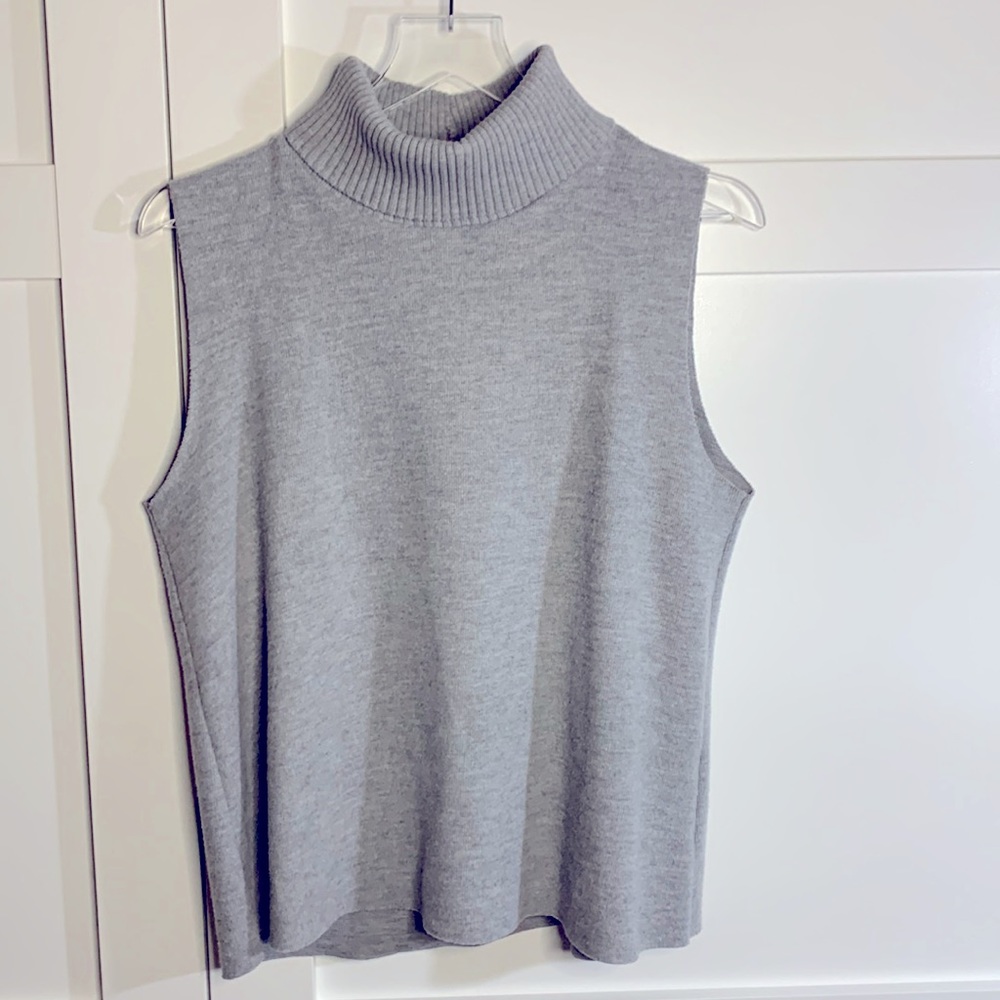 Rib knit sleeveless turtle-neck